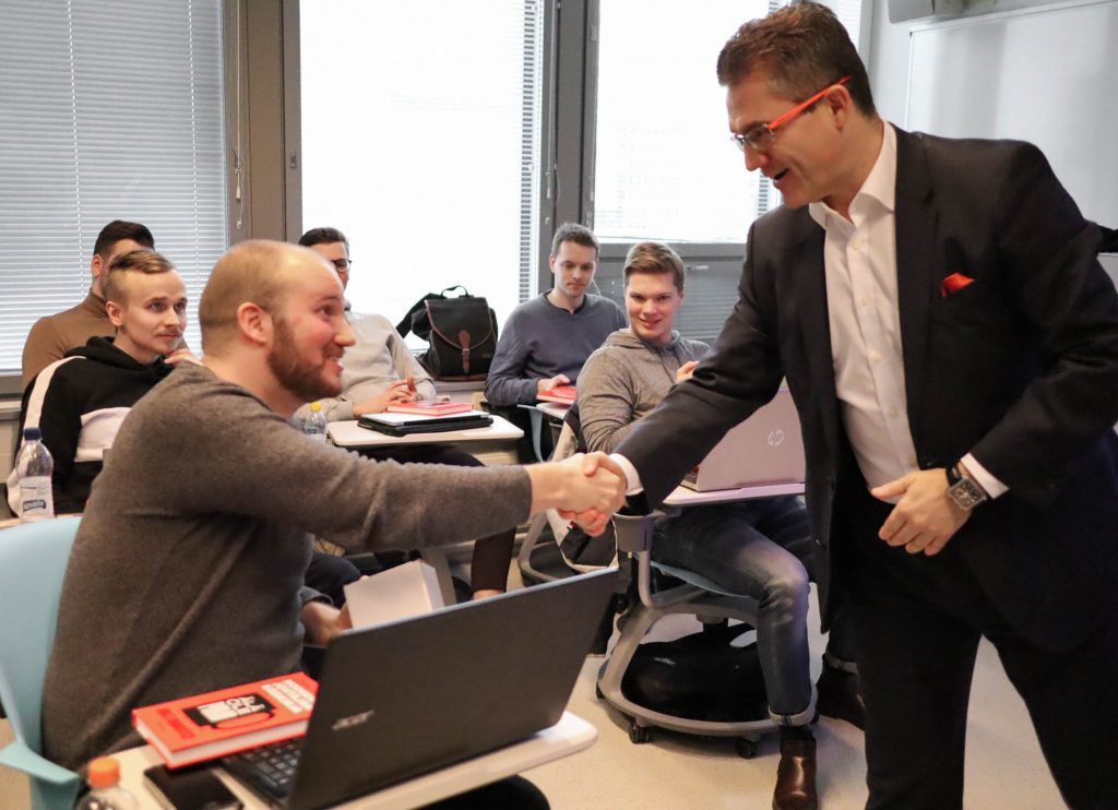 Mika D. Rubanovitsch kättelee opiskelijoita