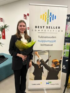 Kuva Best Seller Competition 2024 voittajasta Matilda Minkkisestä finaalin jälkeen