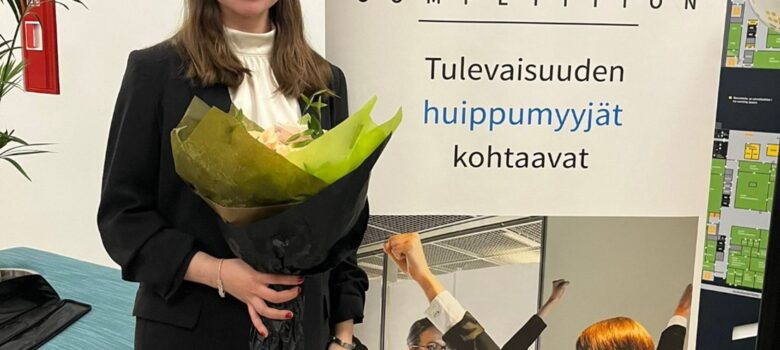 Kuva Best Seller Competition 2024 voittajasta Matilda Minkkisestä finaalin jälkeen