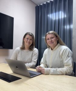 Riikka Ahvenlampi ja Iida Knuutila